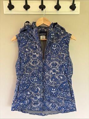 Patagonia Blue and White Printed Hooded Puffer Vest